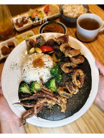 中正紀念堂附近高CP簡餐廳 黑亮亮整隻墨魚咖哩