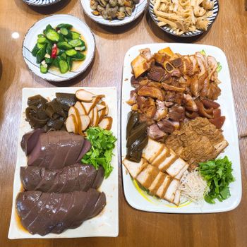 宜蘭美食 | 大飯店！滷味要自己撈？自己夾🤣是不是很有趣！