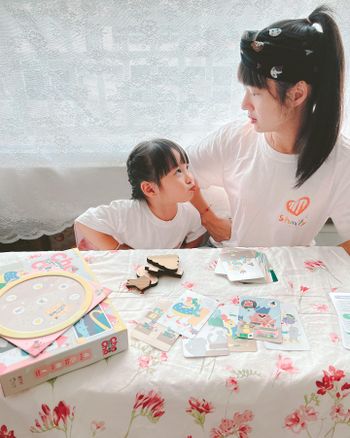 建立規矩及身教的同時，傾聽並同理的心情是情緒控管的步驟之一。