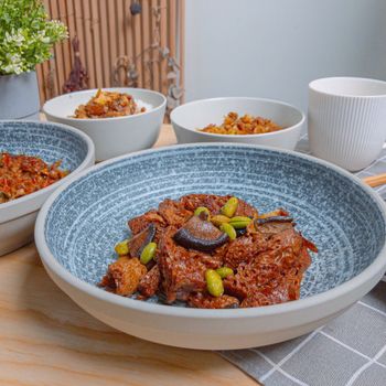 多樣經典冷凍包，滷肉飯、全素泰式打拋珠、芋頭八寶飯，微波上桌