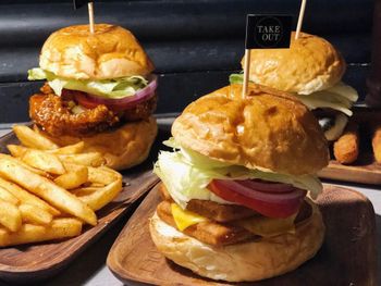 【台北美食↠ TAKE OUT Burger & Cafe