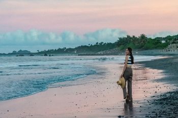 夏日粉色系霞光，台東成功最美海景沙灘