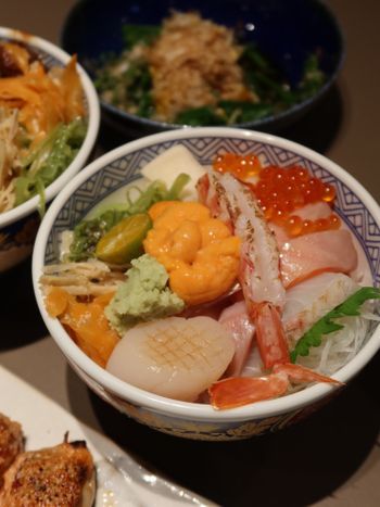台北美食｜來瞧瞧東區平價生食丼飯居酒屋🏮