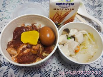 三重，五燈獎豬腳魯肉飯