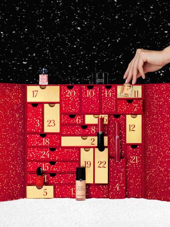 超奢華精品訂製款！Giorgio Armani聖誕倒數月曆：頂級乳霜、溫柔裸粉唇膏、熱賣款香水通通有！