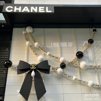 2022聖誕打卡點加一！CHANEL耶誕佈置降臨台北信義區，經典珍珠鏈、巨型黑色蝴蝶結必拍！