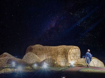 2022金門海洋藝術季10月展開，最浪漫星空搭配「山水蒔繪小方盒」層層堆疊的水波紋在夜晚搭配燈光感覺很浪漫呢！
