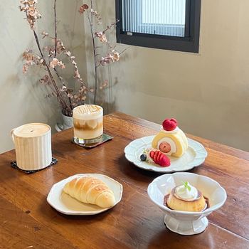 新竹咖啡廳☕️超可愛草莓生乳捲🍓
