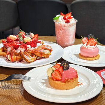 台北南京復興｜黑浮咖啡｜酸酸甜甜草莓甜點/鬆餅🍓