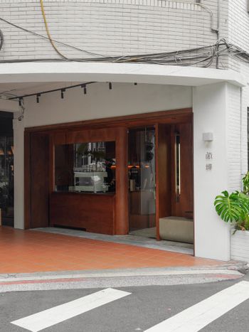 台北｜新開幕 商業區的小綠洲 鬧蟬咖啡