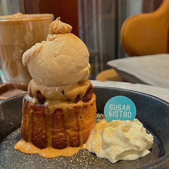 台北甜點｜冰淇淋加肉桂捲是邪惡組合🍨｜東門站咖啡廳