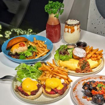 貳樓Ｘ彭園重口味聯名｜臭豆腐起司漢堡🍔｜藤椒芝心歐姆蕾🍳