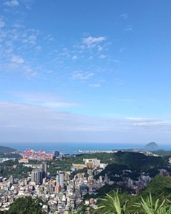 📍基隆 | 紅淡山步道 親子步道，沿途有很有特色的佛光洞！上扶輪塔可以俯瞰基隆全景 💙 VIEW超好~ 小百岳Go！