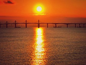 日落當中金門大橋正中央 夕陽倒影很美麗