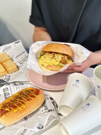 台中新店｜北區梅亭街上，藍白裝潢文青風格的早午餐，以熱狗堡為名🌭️！