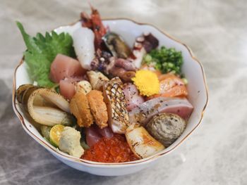 屏東美食｜海鮮吃好吃滿 海膽、蟹膏、鮭魚全在這一碗🐟