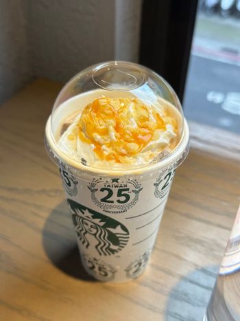 星巴克《脆糖燕麥奶那堤》｜其實還滿好喝的！