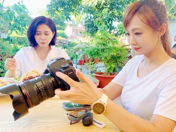 技多不压身 我家隔壁邻居晓姐姐准备改行当女摄师