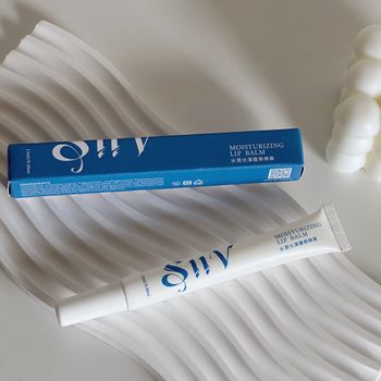 Siiv的水潤光澤護唇精華