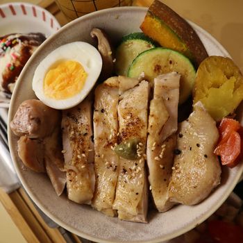 高雄平價餐廳開箱 午餐宵夜都有！