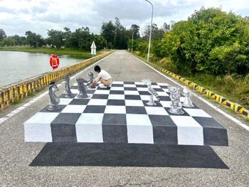 懸空飄浮西洋棋盤格 	 繼黑白飄浮班馬線之後 	 又來個3D懸空飄浮西洋棋盤格 	 觀棋不語真君子 起手後悔大豆腐