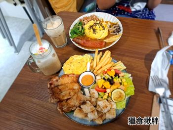 台中。西區｜一張几手作料理廚房。大份量餐盤