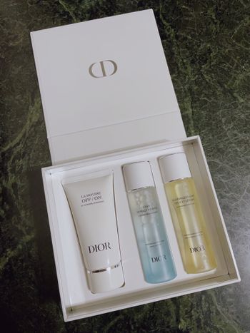 試用 Dior 迪奧「極淨舒緩潔顏慕斯」，我使用過最高級的潔顏產