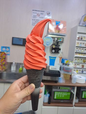 全家。便利商店｜莓果霜淇淋
