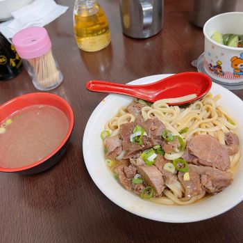 高雄▴鹽埕區│高雄60年老店│必吃牛肉拌麵│港園牛肉麵