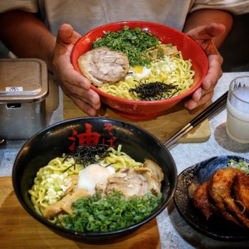 走進台北華山的東京油組，它不只是一家餐廳，而是一趟食物的旅程！