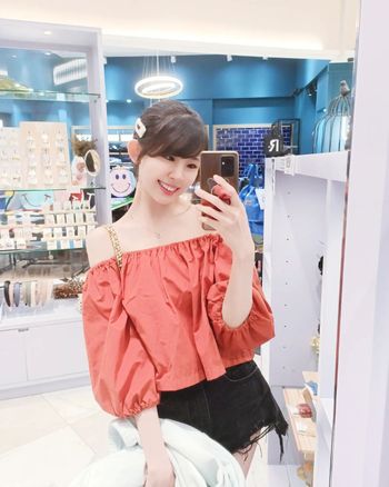 さくらのOOTD🌸超顯白紅棕平口上衣