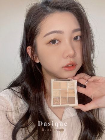 熱呼呼鬆餅加上蜂蜜與奶油奶呼呼軟綿綿的眼影：𝐃𝐚𝐬𝐢𝐪𝐮𝐞 𝐁𝐮𝐭𝐭𝐞𝐫𝐜𝐫𝐞𝐚𝐦
