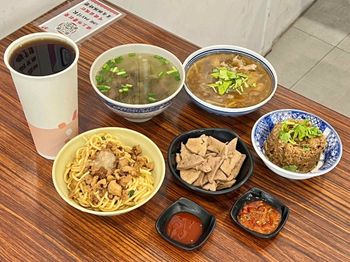 （台中美食）王爺王肉羹～台中最強肉羹專賣店！多款台式小吃、吃飯吃麵通通有～加魚乾辣椒更美味！王爺王肉羹菜單｜台中中央公園