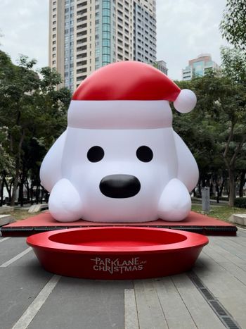 台中草悟系耶誕村PARKLANE CHRISTMAS 巨型BIG DOG座落在台中綠園道