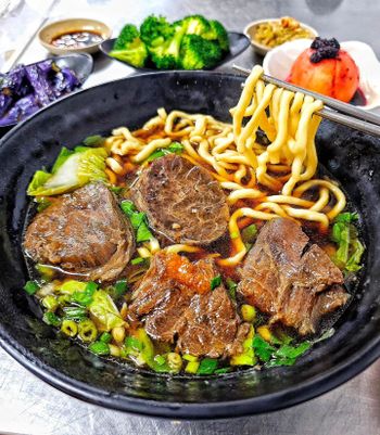 高雄美食｜左營超人氣牛肉麵，評價破6700則！