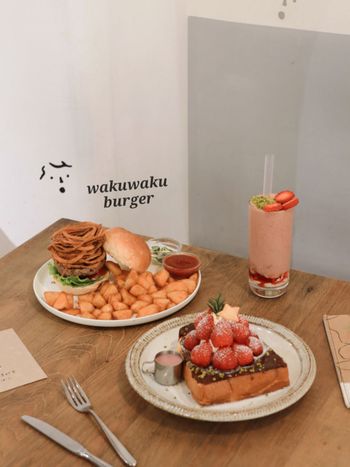 ㄩㄐ今天吃什麼？帶你們吃誠品書店裡的文青早午餐｜WakuWaku Burger