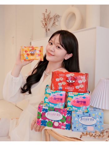 康乃馨SOU•SOU聯名限量包裝新上市！SOU・SOU馨發現～衛生棉推薦康乃馨～生理期來也清爽舒適！
