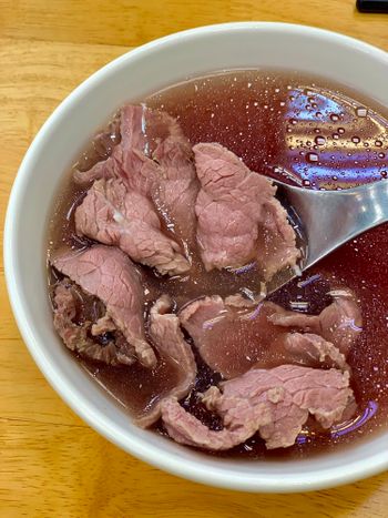 【台南中西區】少不了的台南牛肉湯 環境舒適湯也好喝—樑記正老店牛肉湯🐂