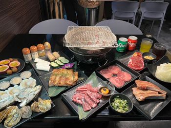 神來一爐燒肉民生店～近百種新鮮食材吃爽爽！四人同行打卡送月見牛小排～當月壽星再贈碳烤豬肋排！神來一爐菜單