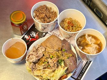 （三重麻辣燙）享樂麻辣燙三重店～麻辣鴨血臭豆腐、各式蔬菜配料、加扁魚辣醬超過癮！享樂麻辣燙菜單