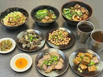 （三芝美食）十間店～網購人氣滷味開實體店！5心級製作好滋味～招牌紅燒牛三寶麵、彈牙炸醬麵、香噴噴滷味～免費無糖茶喝到飽！