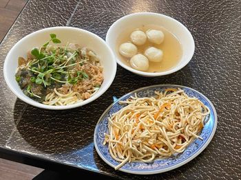 （信義區美食）查記麵館～老字好紅油皮蛋麵！餛飩飽滿、魚丸彈牙、干絲清爽～服務親切衛生又好吃！查記麵館菜單