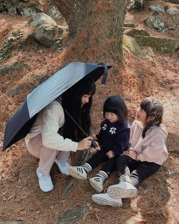 一柄頂著豔陽、頂著雨、頂著孩子無邪銀鈴般笑聲的傘