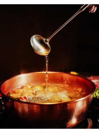 【台北美食】大安區新開幕奢華火鍋，專人代煮活體海鮮火鍋這裡吃🍲
