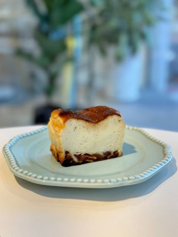 【台北中正】超特別藍紋起司蛋糕! 甜點特別的純白色系咖啡廳—三頁同🍰