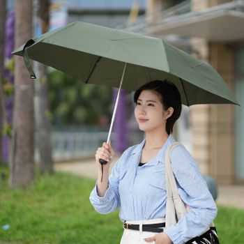 折疊傘收納麻煩嗎？ 別怕！3秒讓你快速輕鬆收傘