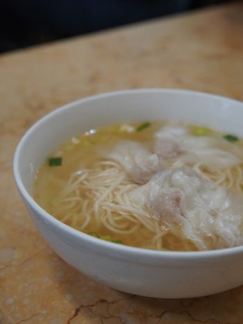 龍山寺《好味老店珍珠餛飩》｜店裡面全部都是阿公阿嬤