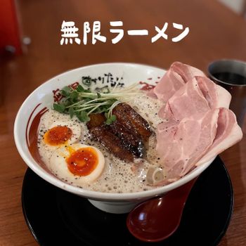 ▫️東京▫️今日吃「無限ラーメン」牛骨熬成的白湯底 叉燒東坡肉一次滿足！