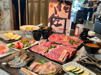 （桃園燒肉）鬥佐燒肉桃園店～桃園燒肉吃到飽～進口A5和牛吃到爽！鮭魚菲力、炸干貝海鮮大口嗑～鬥佐燒肉菜單