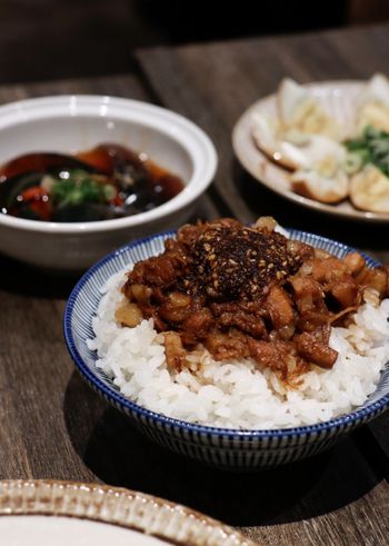 ㄩㄐ今天吃什麼？帶你們吃頂溪排隊美食麻辣滷肉飯｜宋朝